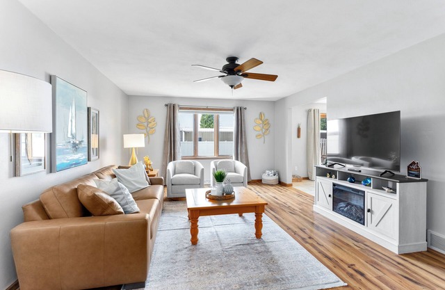 Beautiful 3BR Home Dog-Friendly, Fenced Yard, Shuffleboard & Grill