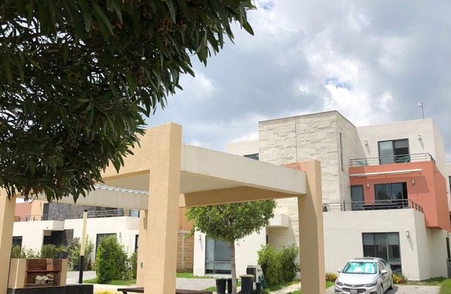 Beautiful 3BR townhouse with on-premises parking