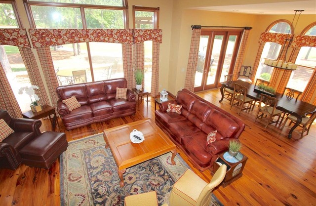 Beautiful 4- Bedroom Cottage (WITH X2 QUEEN BEDS IN EACH BEDROOM) overlooking the 9th Green at Pinehurst National No.9