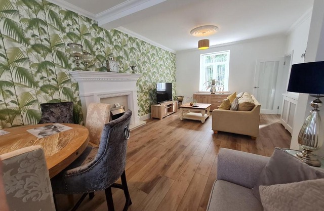 Beautiful 4 bedroom house near town centre. With Bike Store Perfect for Bike Park Wales