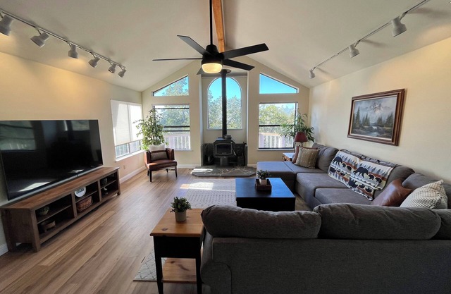 Beautiful 4-bedroom house with a deck overlooking the hills in North Fork