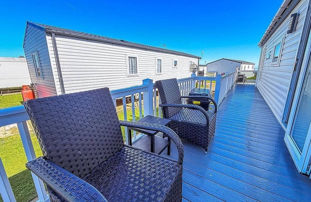 Beautiful 4 berth lodge with free WiFi at Pakefield Holiday Park ref 68019CR