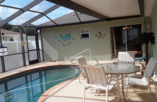 Beautiful 4 BR/2BA Private Pool Home Near Weeki Wachee Springs