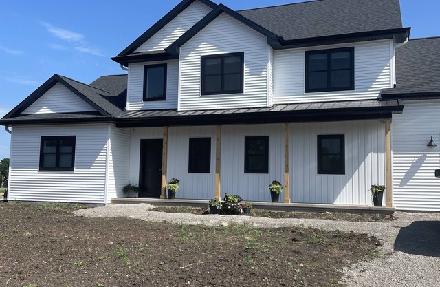 Beautiful 4 BR Home 10 miles from EAA!