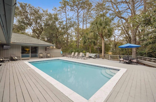 Beautiful 4BDR w/Hot Tub & Pool, Shuttle to Beach!