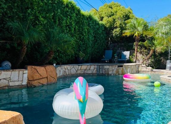 Beautiful 5BR and 3BA, heated pool, golfing, BBQ villa near Disney and beaches