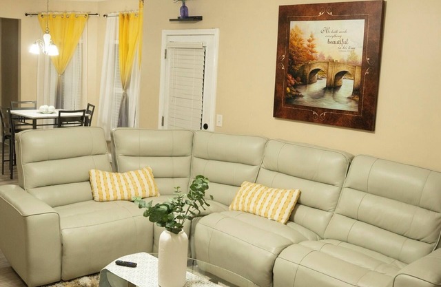 Beautiful 6 bedroom in Rex Ga USA