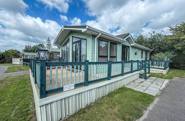 Beautiful 6 berth lodge at Cherry Tree Holiday Park ref 70002TG