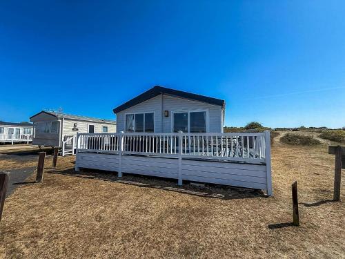 Beautiful 8 Berth Lodge For Hire At Kessingland Beach In Suffolk Ref 90012Td