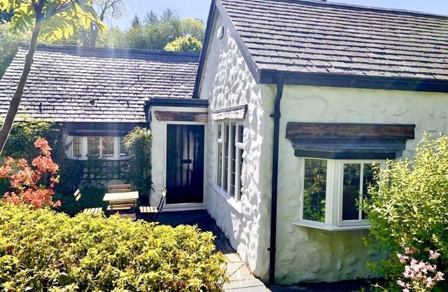 Beautiful Ancient Stone Cottage, Local Walks & Pub!