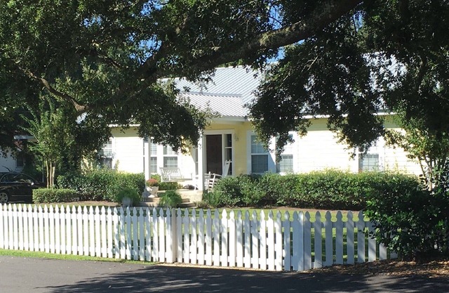 Beautiful and charming coastal cottage! Short walk to Beach and Downtown!
