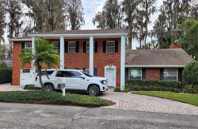 Beautiful and Quiet 4 Bedroom Tampa Lake House