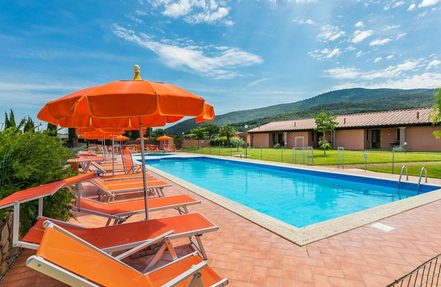 Beautiful apartment in villa for 6 guests with A/C, WIFI, pool, TV, terrace and pets allowed