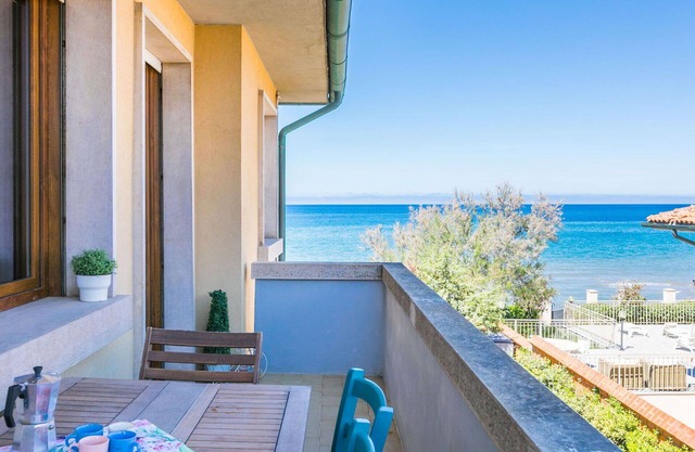 Beautiful apartment for 6 guests with WIFI, A/C, TV, balcony and parking