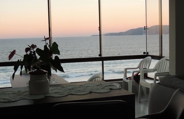 Beautiful apartment facing the sea in Meia Praia, Itapema.