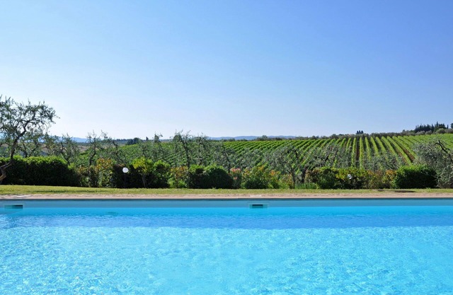 Beautiful apartment for 6 guests with WIFI, pool, A/C and panoramic view, close to Greve In Chia.