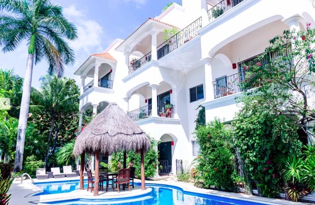 Beautiful Arena Blanca on Calle 38 with beautiful pool