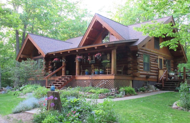 Beautiful, Authentic Log Cabin Home, Complete With All of the Classic Luxuries.