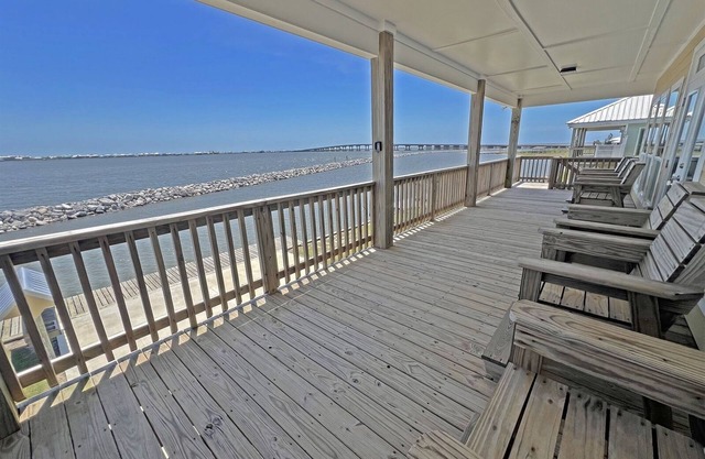 Beautiful Bay Views at The Anchor Holds - Formally Overboard