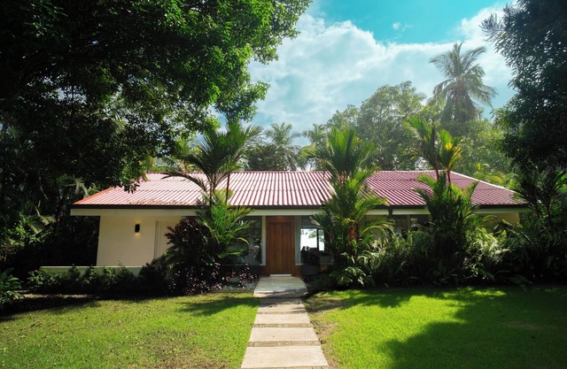 Beautiful Beachfront Home in Esterillos