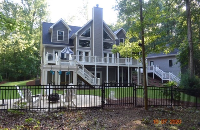 BEAUTIFUL BEACH HOUSE ON LAKE HARTWELL ONLY 300 YARDS FROM TUGALOO STATE PARK