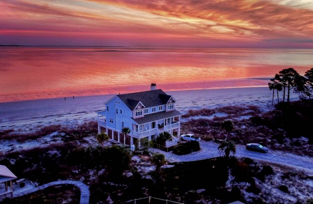Beautiful Beachfront House With Amazing Views!