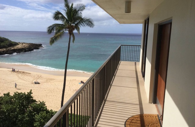 Beautiful Beachfront Corner Unit Condo with wraparound lanai