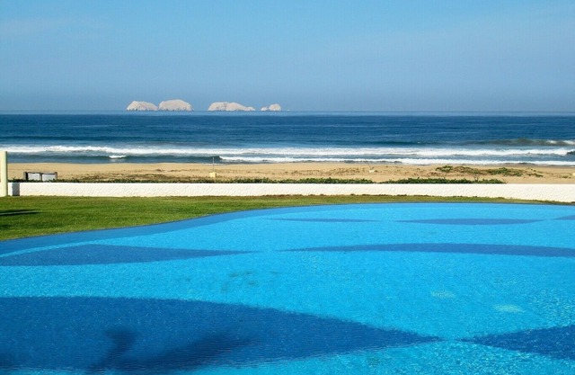 Beautiful beachfront home, infinity pool on spectacular Pacific Ocean bay.