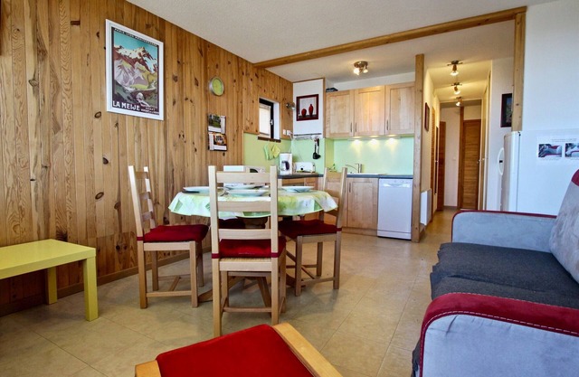 Beautiful bright apartment with balcony, near slopes and shops in Chamrousse