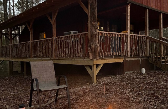 Beautiful cabin on a beautiful property. Secluded and quiet! Close to town!