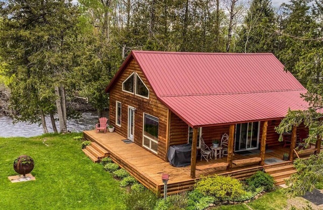 Beautiful Cabin on the Lily River, 2 Bedrooms + Loft With King Size Bed,1 Full Bath!