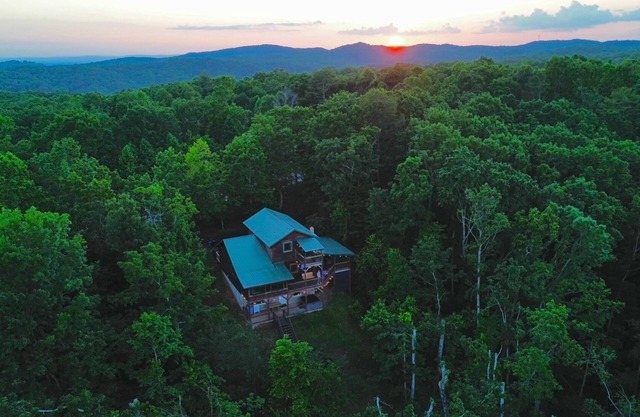 Beautiful cabin with outdoor spaces near Carters Lake - Fire Pit, Hot Tub, Games