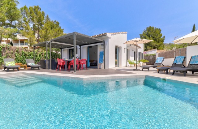 BEAUTIFUL CAN SINGALA VILLA, LARGE PRIVATE POOL, 100m TO THE PINE WALK/SEA