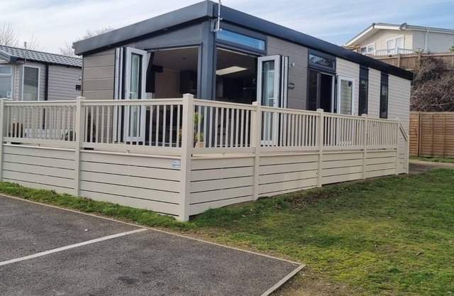 Beautiful caravan with decking at Oaklands Holiday Park ref 39006BG