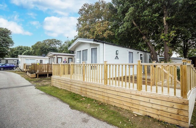 Beautiful caravan with decking at Azure Seas in Suffolk, sleeps 6 ref 32004AZ