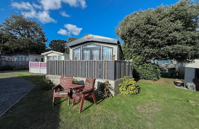 Beautiful caravan with decking and WiFi at Azure Sea, Suffolk ref 32025AZ