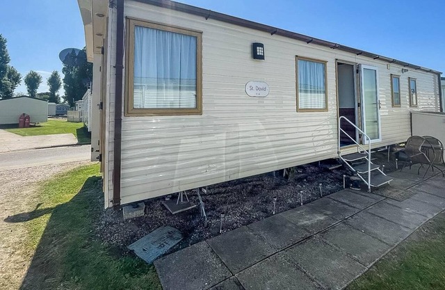 Beautiful caravan with WiFi at Felixstowe Beach Holiday Park ref 55001SW