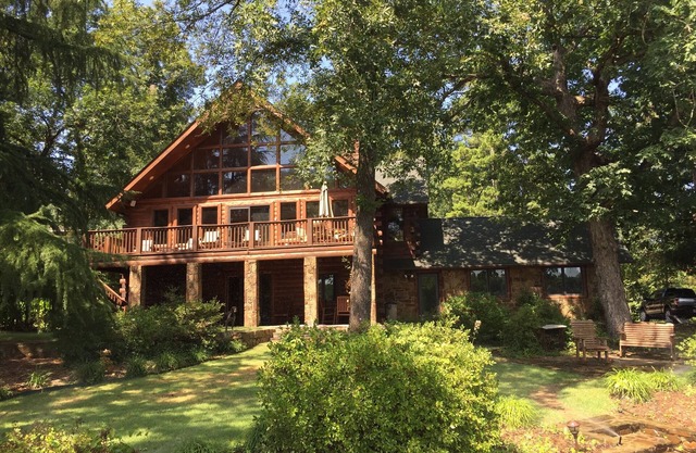 Beautiful Cedar Cabin Connection on Lake Hamilton