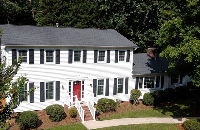 Beautiful charming home. Close to everything including HPU