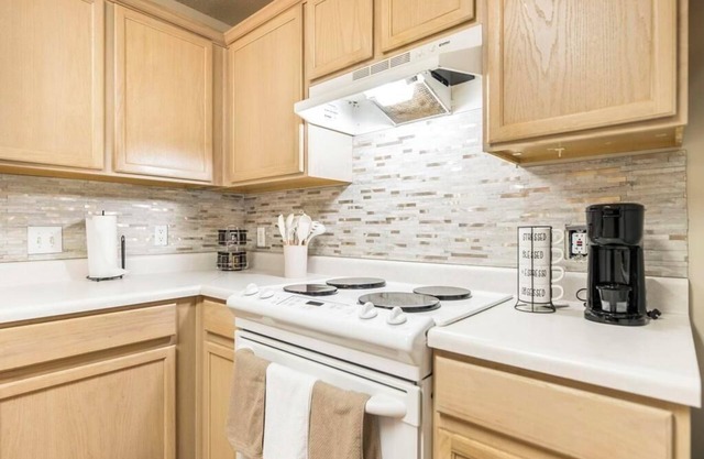 Beautiful, Chic and Cozy Pet-Friendly Home Conveniently Located to Everything!