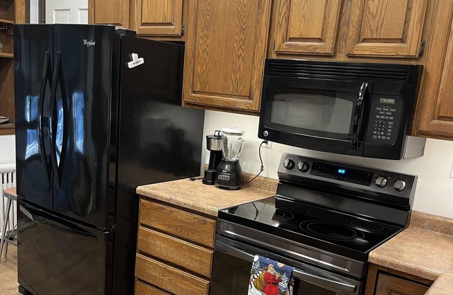 Beautiful Chrischilles Cottage across from park & two blocks from downtown.