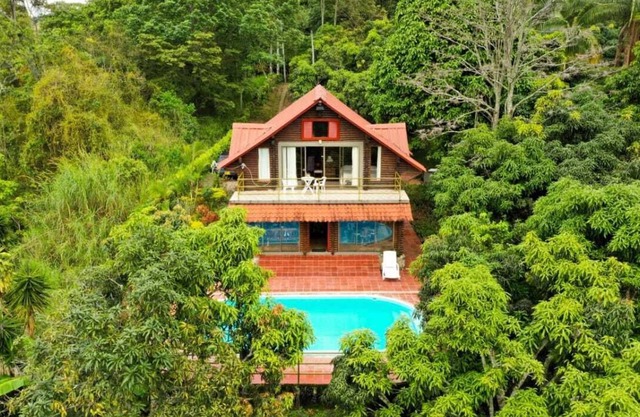 Beautiful cabin in the middle of the forest (suitable for pets).