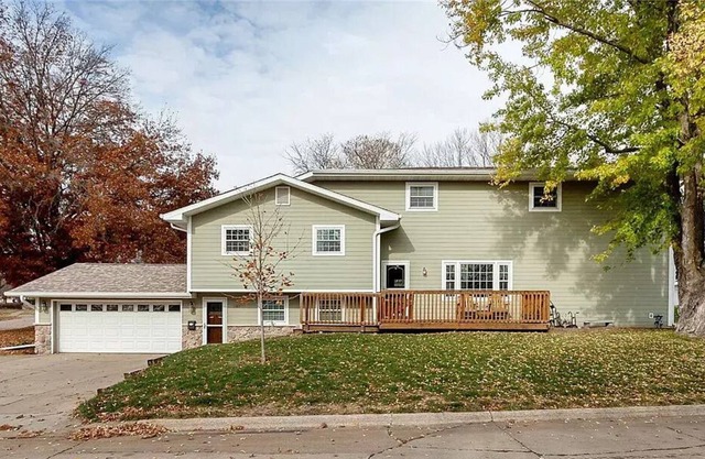 Beautiful, comfortable, space close to town. Accommodates large group bookings!
