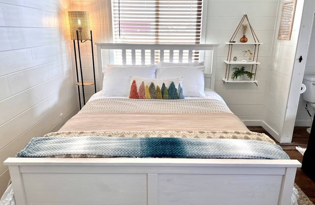 Beautiful/comfortable/private tiny home, mountain valley, views. 25 mins to ski!