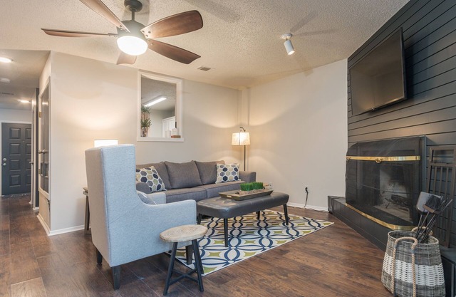 Beautiful, Comfy & Convenient Condo!