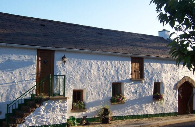 Beautiful converted stone barn, huge open fire, panoramic view of countryside