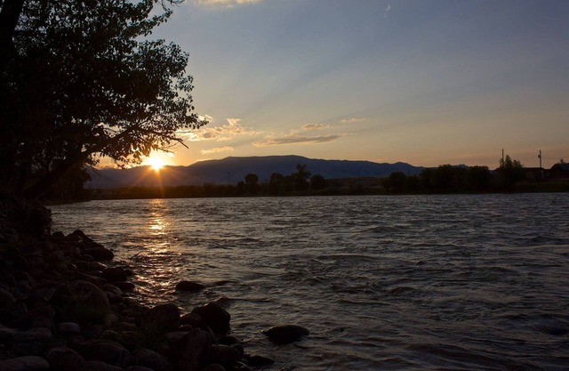 Beautiful cottage on Yellowstone River with private fishing access
