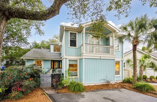 Beautiful cottage on lagoon,walk to beach, great for couples or families