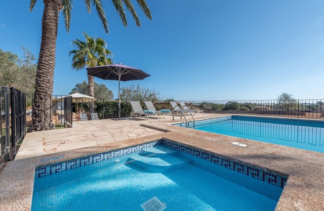 Beautiful Country Home with 2 Pools, Wi-Fi, Air Conditioning