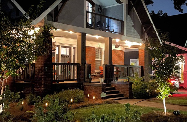 Beautiful Custom Renovated Downtown Bungalow!